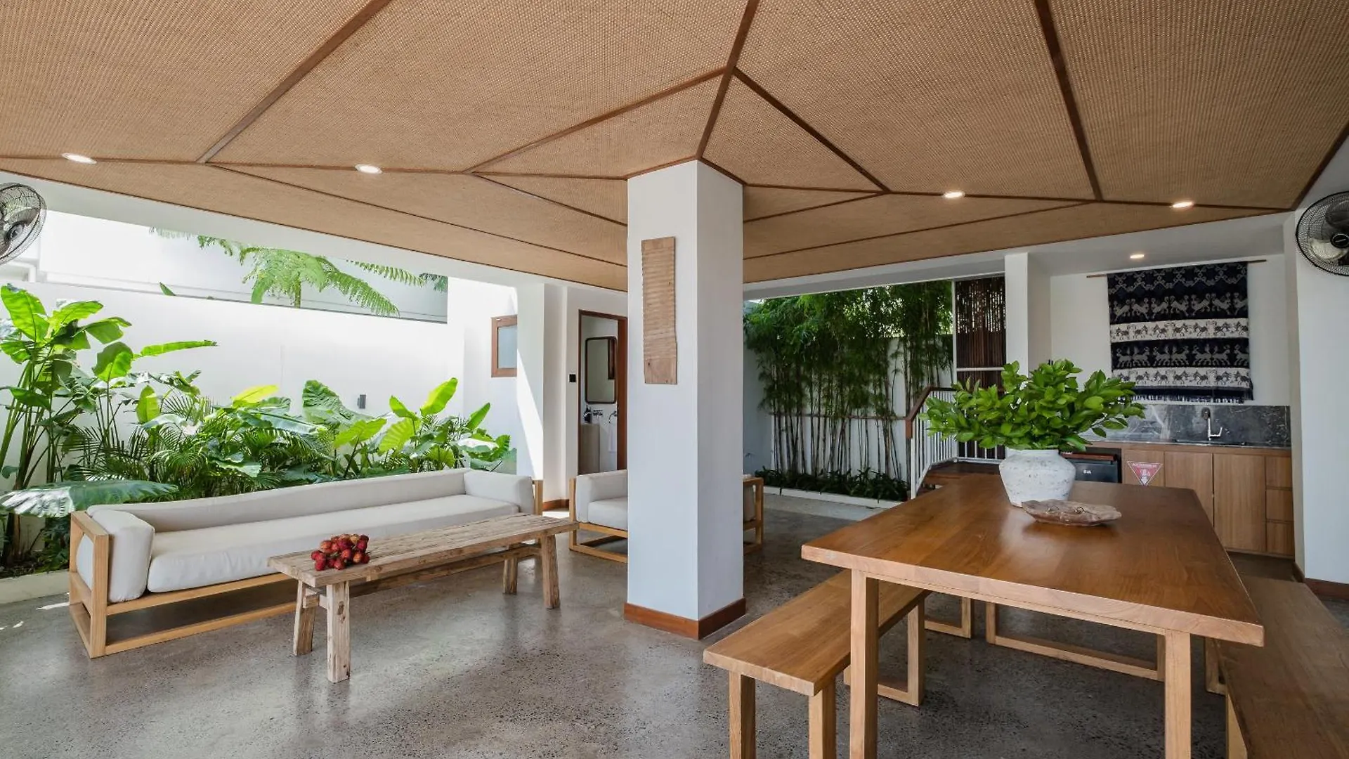 Treetop 1 - Spacious 3-Bdr Villa W Master Loft & Ocean Views Pecatu