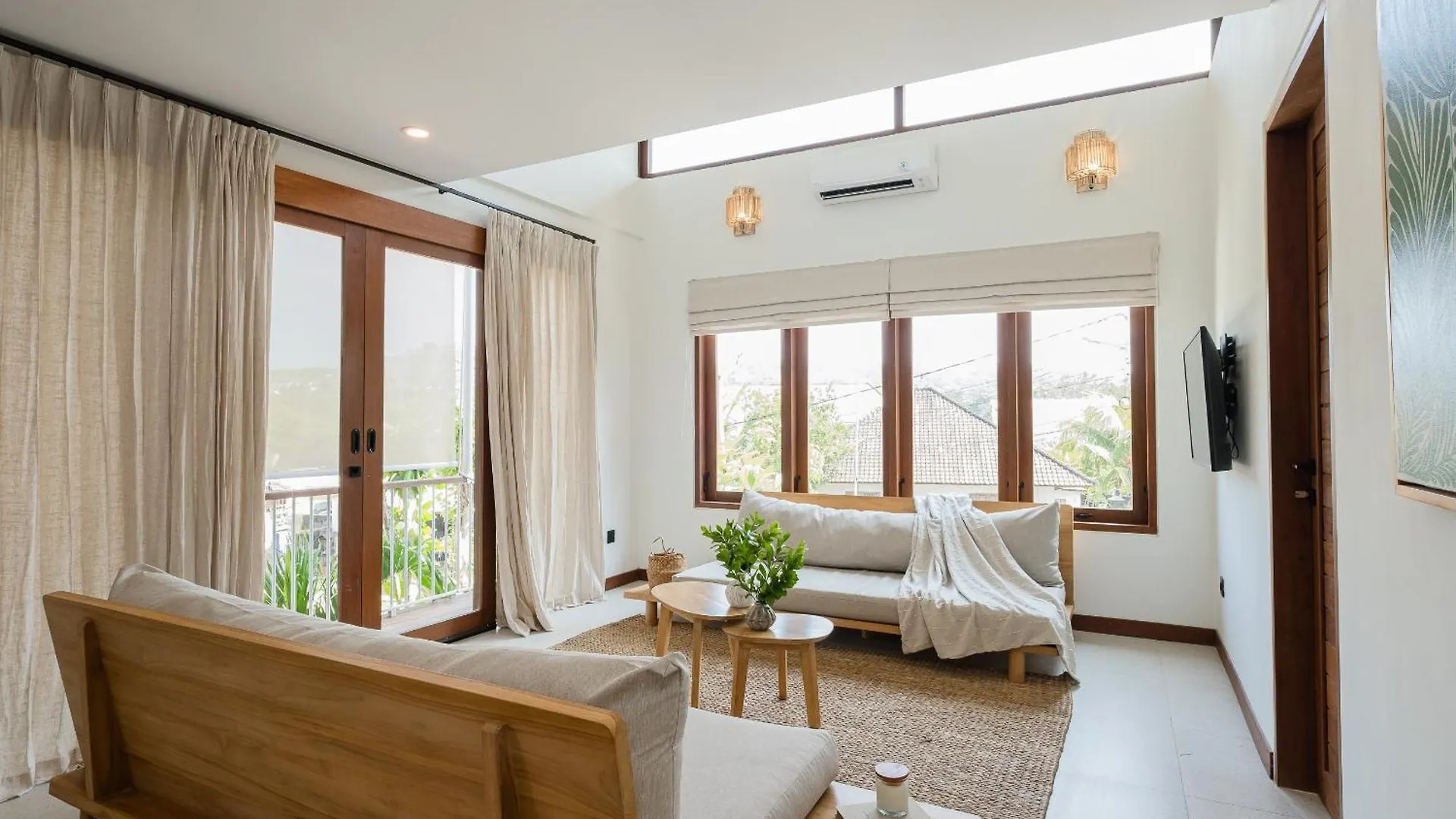 Treetop 1 - Spacious 3-Bdr Villa W Master Loft & Ocean Views Pecatu